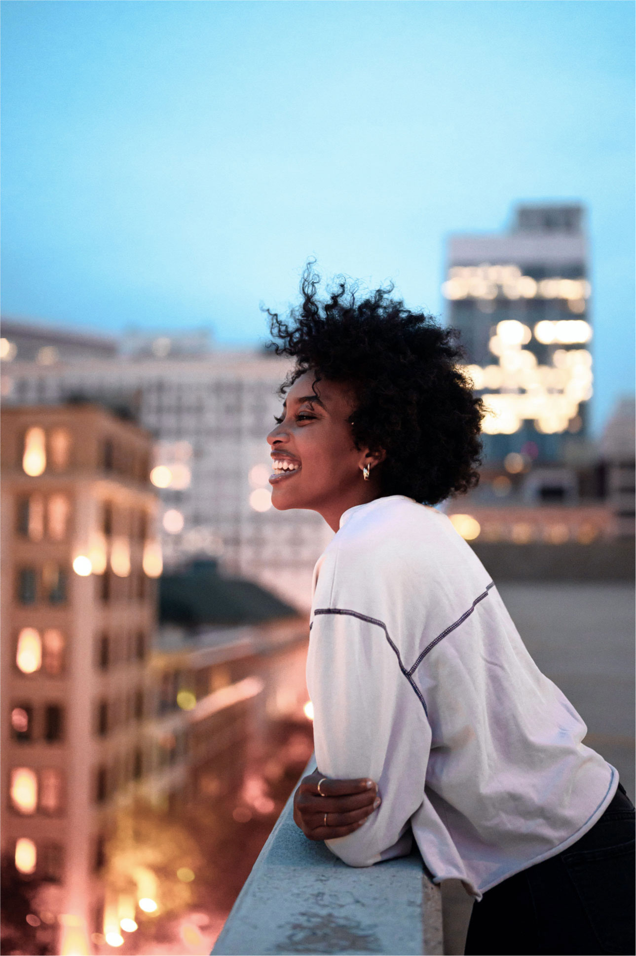 Frau vor einer Skyline 